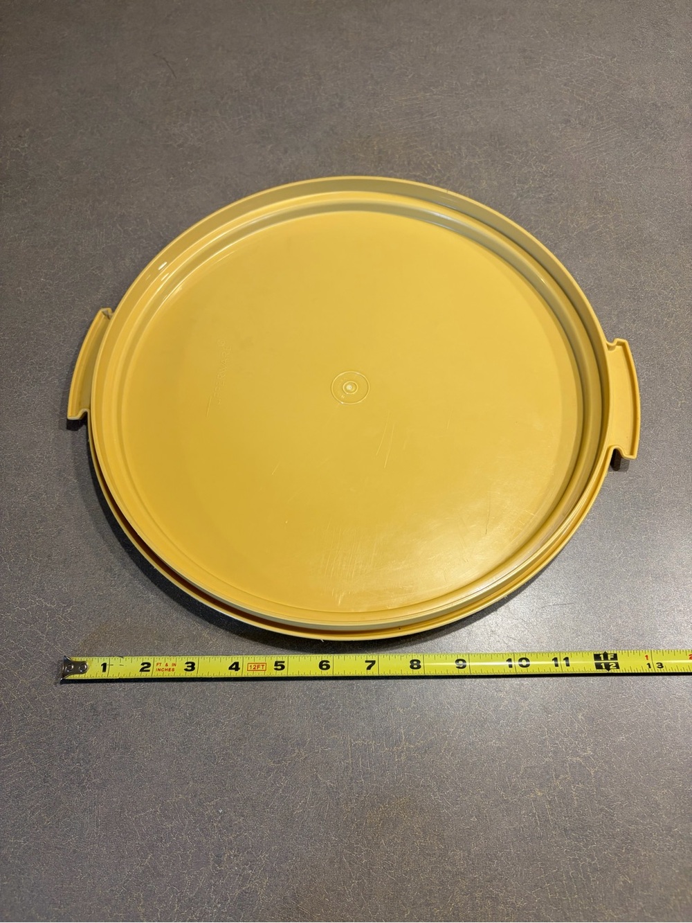 Replacement Tupperware lid with handles. Round, golden.
